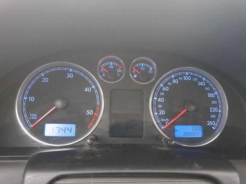 Gebraucht VW Passat Basis 131 PS (96 kW) 2004 Silber Kombi