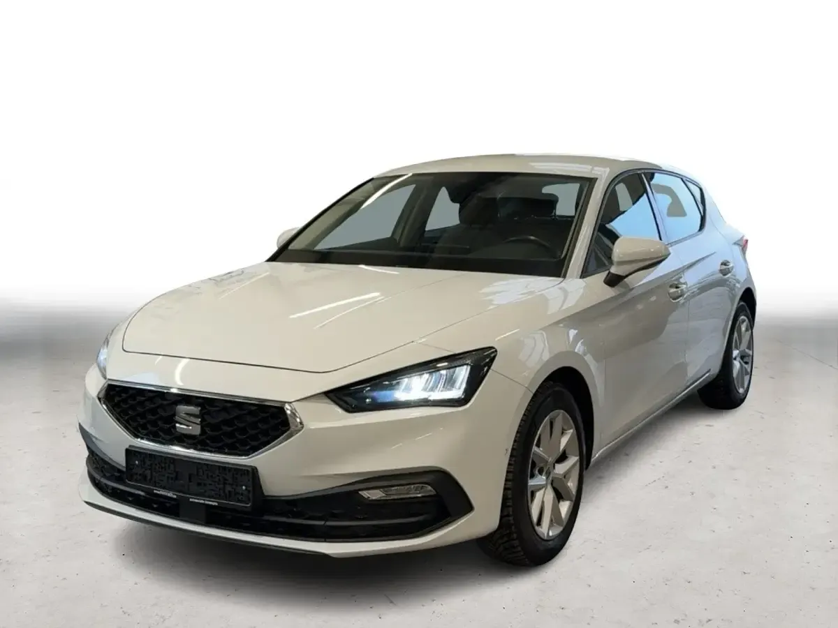 Używany Seat Leon Style 110 KM (80 kW) 2022 Biały Sedan/Limuzyna