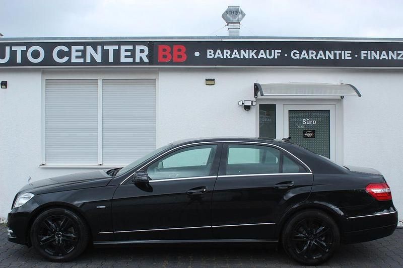 Gebraucht Mercedes E220 Avantgarde 170 PS (125 kW) 2011 Schwarz Limousine