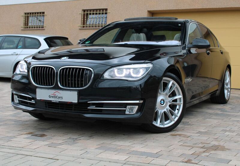 Black sapphire metallic Gebraucht 2013 BMW 750 Sport Line Limousine | 13.999 € (Fairer Preis) - Bild 1/4