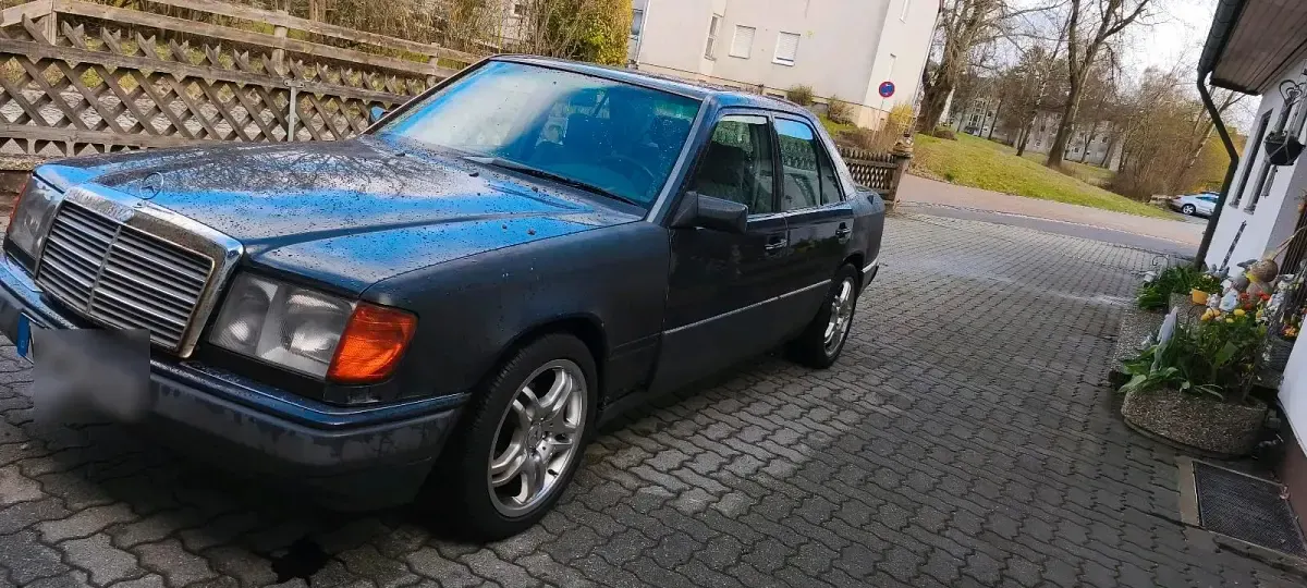 Gebraucht Mercedes E230 133 PS (97 kW) 1990 Schwarz Limousine