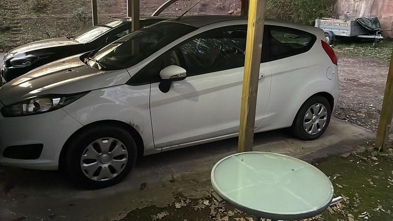 Gebraucht Ford Fiesta Ambiente 60 PS (44 kW) 2014 Weiß Kleinwagen