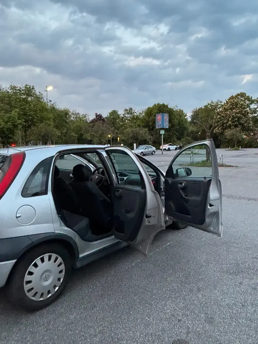 Używany Opel Corsa 65 KM (47 kW) 2002 Szary Hatchback