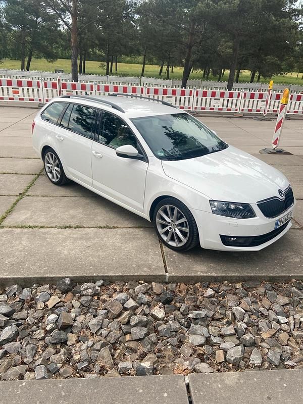 Gebraucht Skoda Octavia Elegance 110 PS (80 kW) 2014 Weiß Kleinwagen