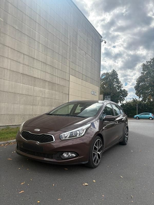 Braun Gebraucht 2013 Kia Ceed Kombi | 5.700 € (Fairer Preis) - Bild 1/4