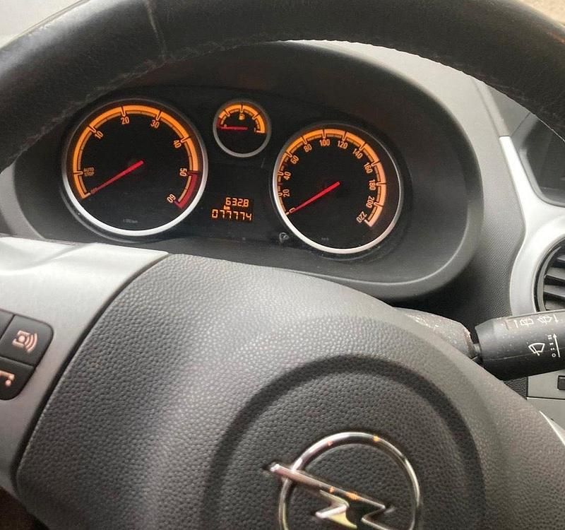 Gebraucht Opel Corsa 95 PS (69 kW) 2012 Silber Kleinwagen