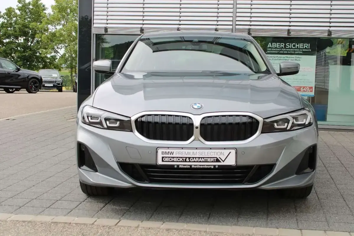 Gebraucht BMW 320 184 PS (135 kW) 2025 Skyscraper grau metallic Limousine