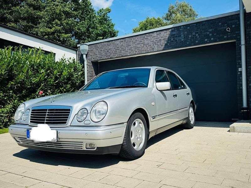 Silber Gebraucht 1996 Mercedes E230 Avantgarde Limousine | 9.900 € - Bild 1/4
