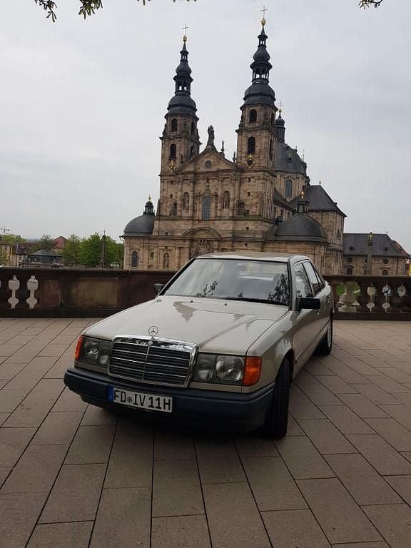 Gebraucht Mercedes 230 132 PS (97 kW) 1988 Beige Limousine