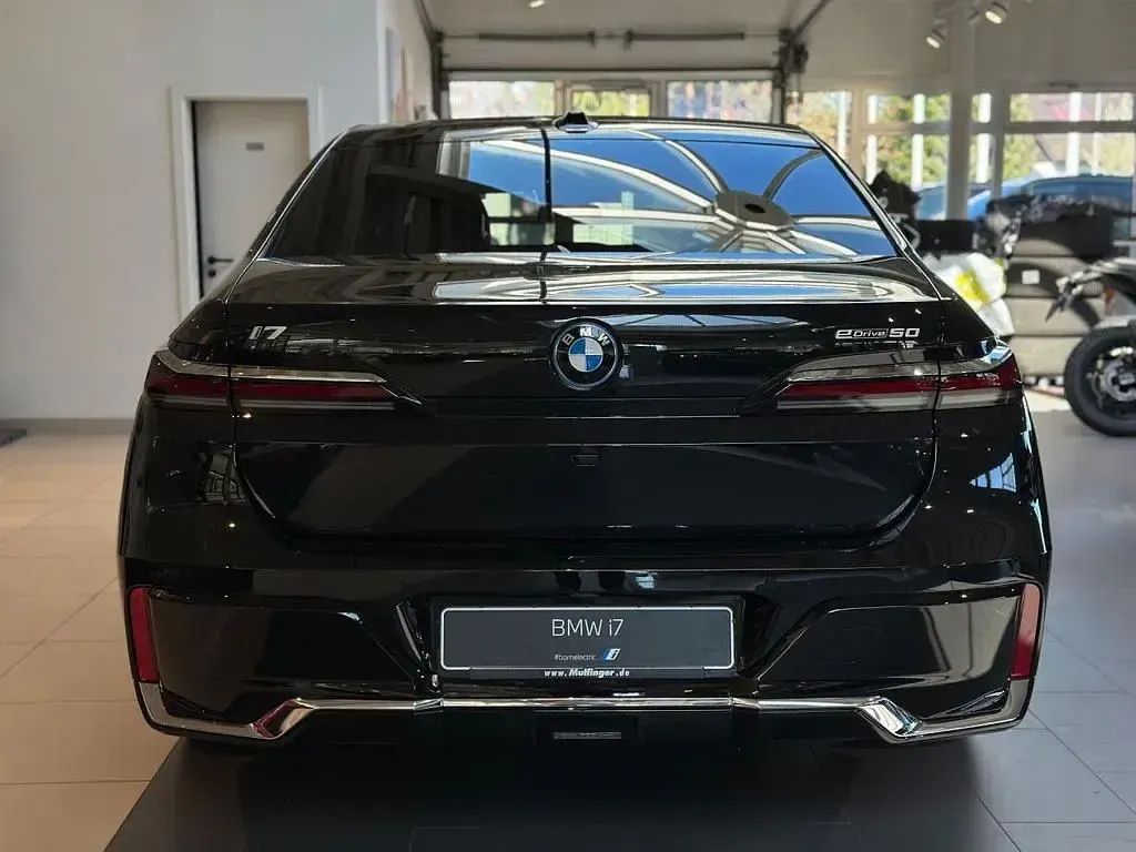 Neu BMW i7 Efficient Dynamics 334 kW (455 PS) 2026 Saphirschwarz Limousine