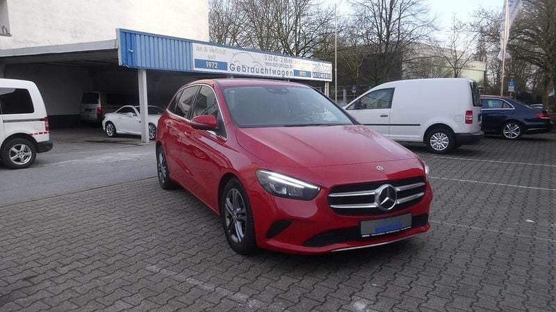 Gebraucht Mercedes B180 136 PS (100 kW) 2020 Rot Van / Kleinbus