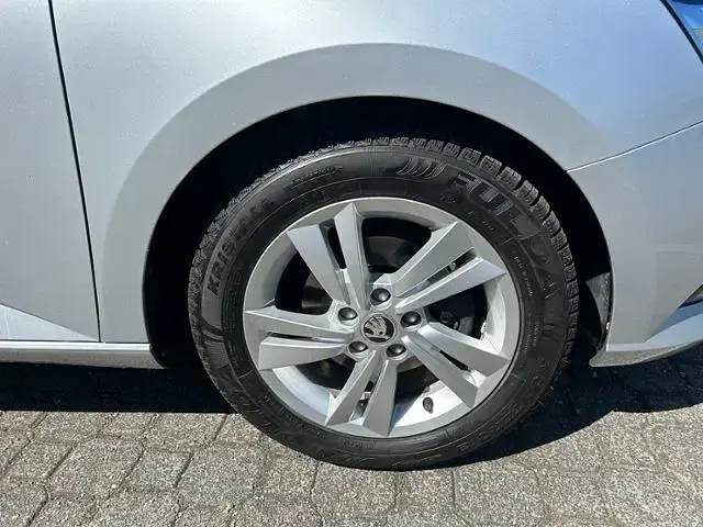 Gebraucht Skoda Fabia Ambition 95 PS (69 kW) 2022 Stribrna brilliant/ brilliant Kleinwagen