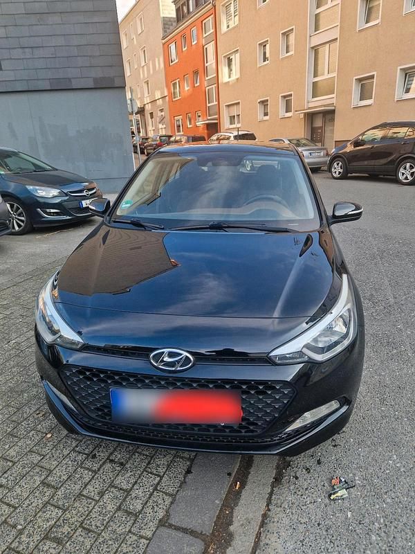 Gebraucht Hyundai i20 84 PS (61 kW) 2015 Schwarz Limousine
