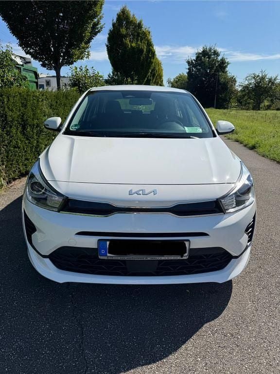Weiß Gebraucht 2023 Kia Rio Vision Limousine | 13.999 € (Fairer Preis) - Bild 1/4
