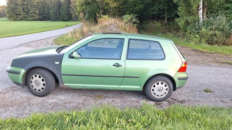 Grün Gebraucht 2000 VW Golf IV Kleinwagen | 399 € (Superpreis) - Bild 1/4