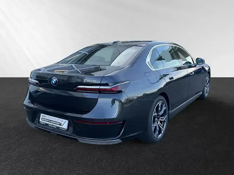 Gebraucht BMW 750e Executive 489 PS (359 kW) 2024 Sophistograu brillanteffekt metallic Limousine