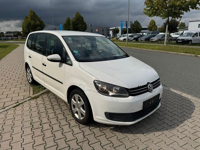 Weiß Gebraucht 2013 VW Touran Trendline Van / Kleinbus | 3.950 € - Bild 1/4