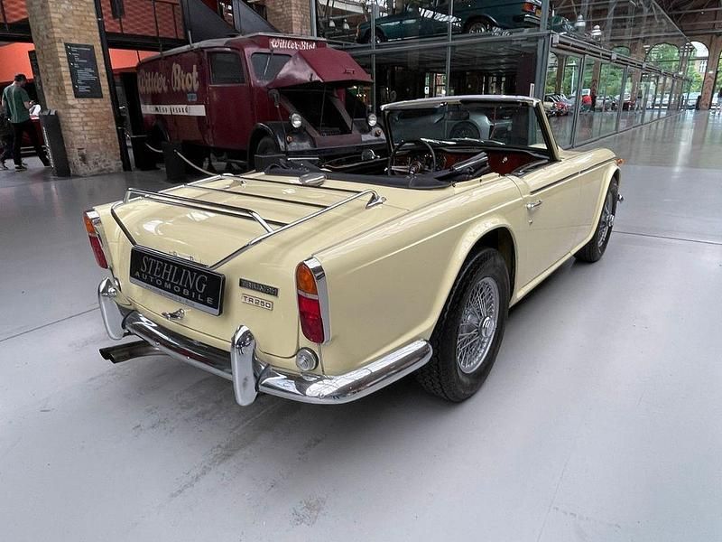 Gebraucht Triumph TR 250 105 PS (77 kW) 1967 Gelb Cabrio