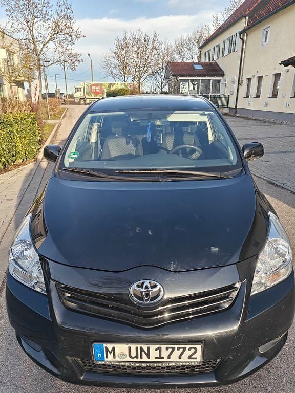 Schwarz Gebraucht 2010 Toyota Verso Edition Van / Kleinbus | 8.999 € (Fairer Preis) - Bild 1/4