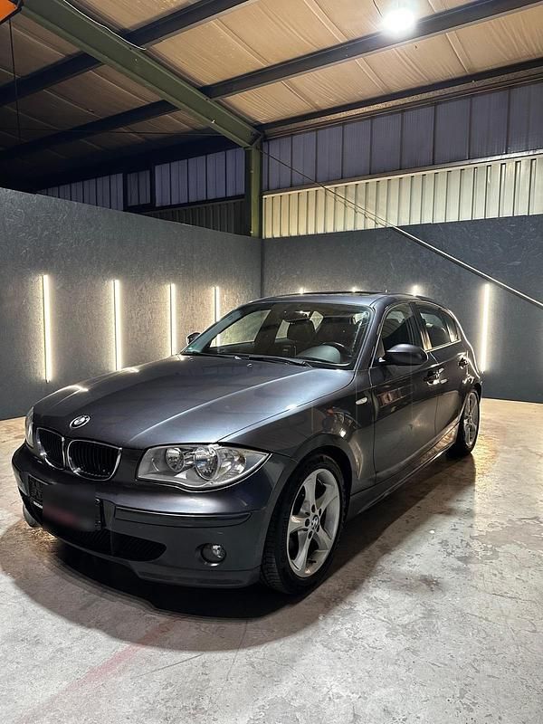 Grau Gebraucht 2005 BMW 120 Kleinwagen | 5.290 € (Fairer Preis) - Bild 1/4