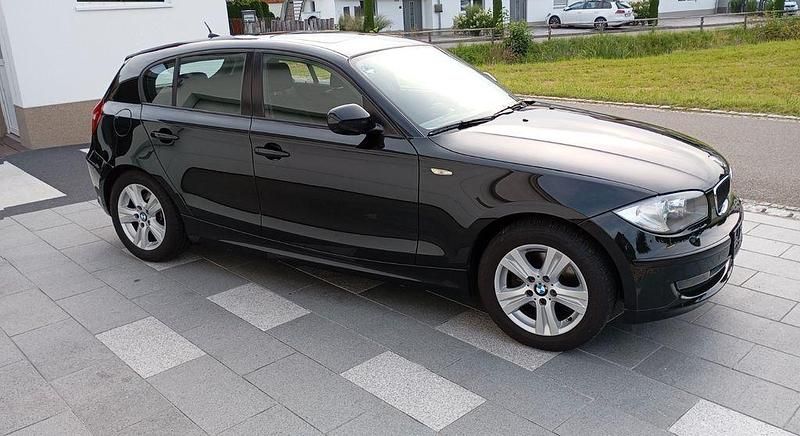 Schwarz Gebraucht 2011 BMW 120 Sport Line Kleinwagen | 11.200 € (Fairer Preis) - Bild 1/4