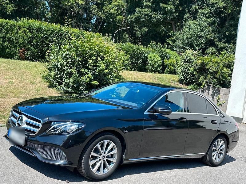 Schwarz Gebraucht 2017 Mercedes E220 Avantgarde Limousine | 27.500 € (Fairer Preis) - Bild 1/4