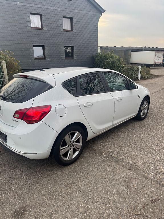 Gebraucht Opel Astra Active 110 PS (80 kW) 2013 Weiß Limousine