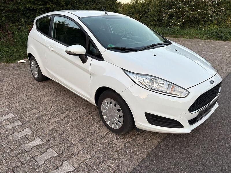 Weiß Gebraucht 2017 Ford Fiesta Trend Kleinwagen | 3.700 € - Bild 1/4