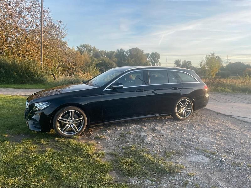 Schwarz Gebraucht 2018 Mercedes E220 AMG line Kombi | 24.300 € (Fairer Preis) - Bild 1/4