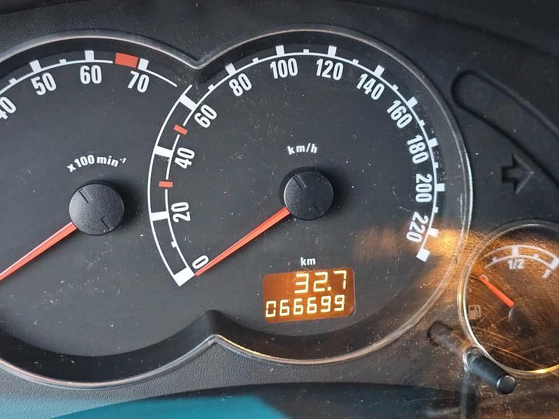 Silber Gebraucht 2006 Opel Meriva Van / Kleinbus | 3.500 € (Etwas zu teuer) - Bild 1/4