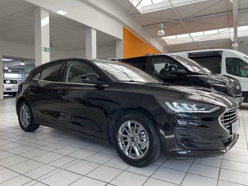 Gebraucht Ford Focus Titanium 125 PS (91 kW) 2025 Agate black metallic schwarz Limousine