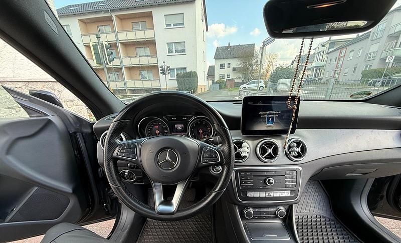 Gebraucht Mercedes CLA200 156 PS (114 kW) 2017 Schwarz Coupé
