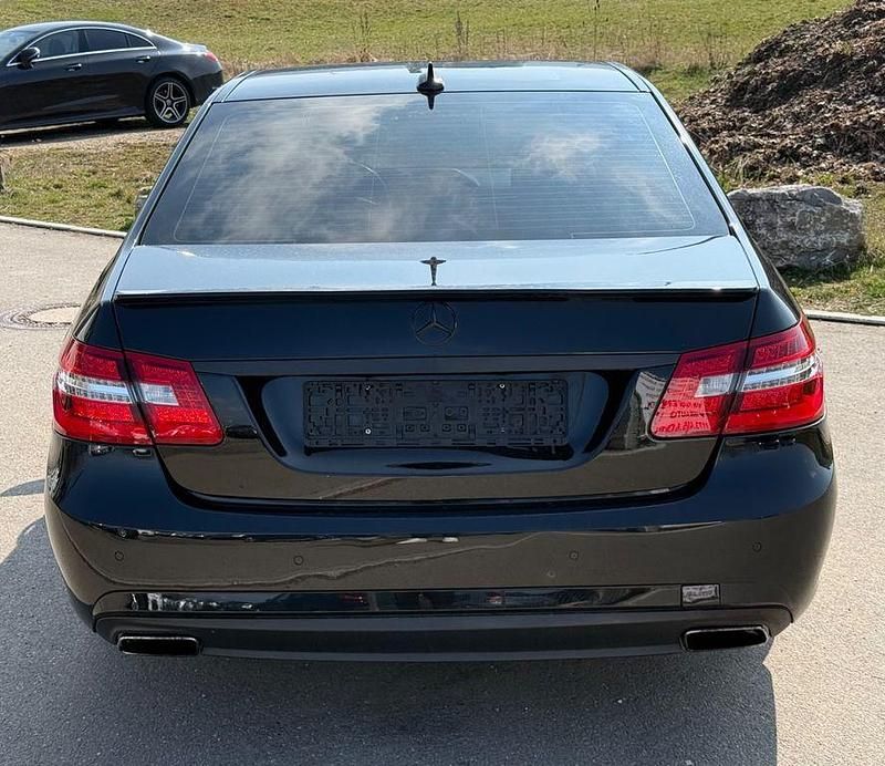 Gebraucht Mercedes E250 204 PS (150 kW) 2012 Schwarz Limousine