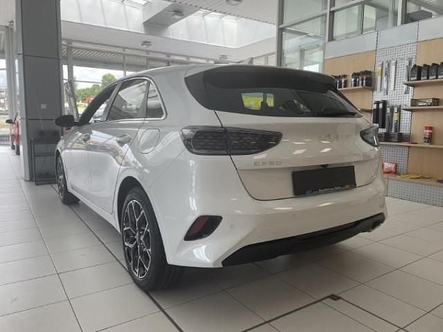 Neu Kia Ceed 140 PS (102 kW) 2025 Weiss Kleinwagen