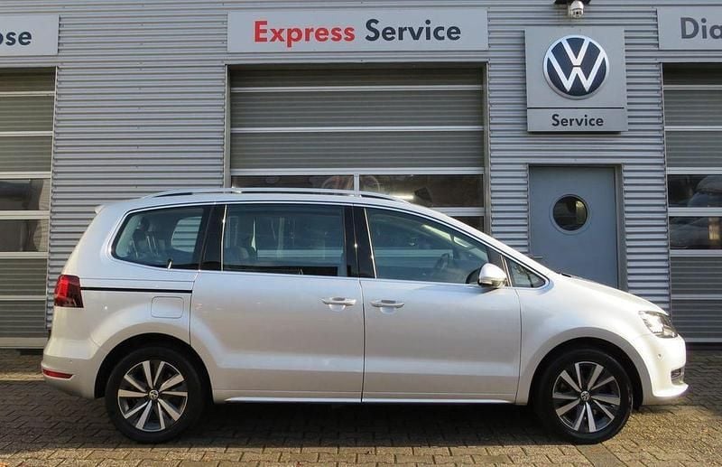 Reflexsilber metallic Gebraucht 2019 VW Sharan Highline Van / Kleinbus | 28.990 € (Fairer Preis) - Bild 1/4