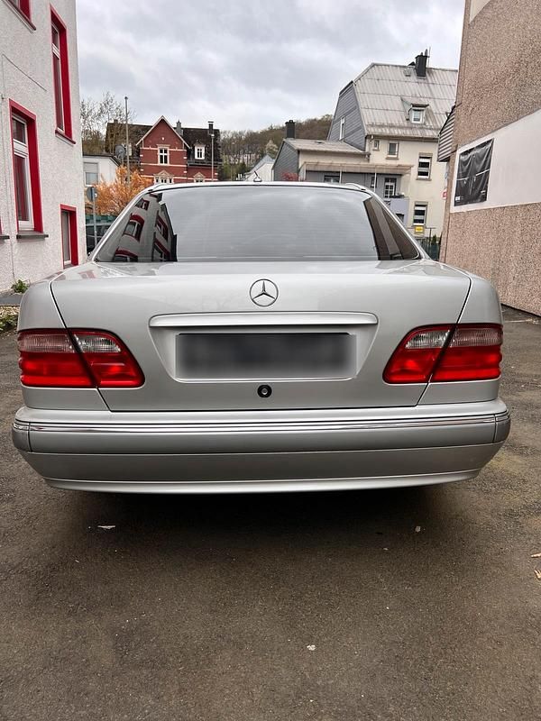 Gebraucht Mercedes E240 170 PS (125 kW) 2001 Silber Limousine