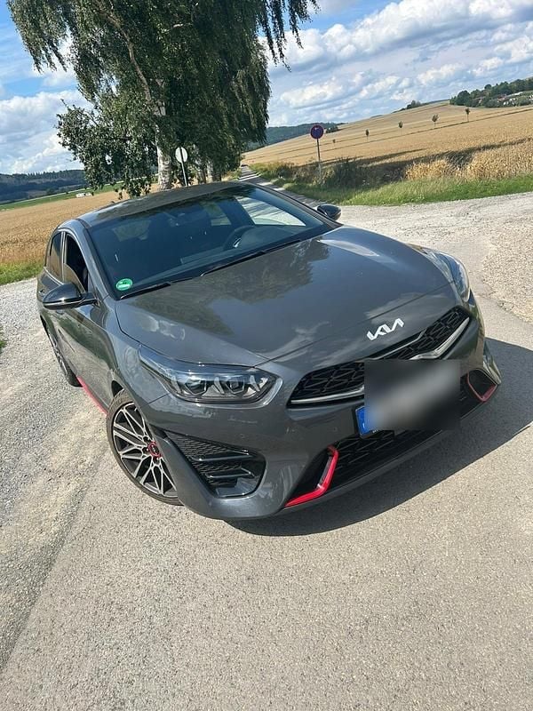 Grau Gebraucht 2024 Kia ProCeed GT Kleinwagen | 30.900 € (Fairer Preis) - Bild 1/4