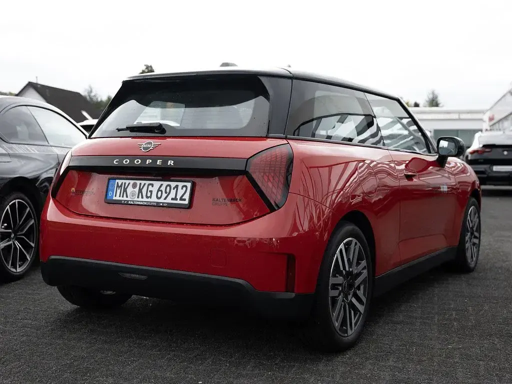 Käytetty Mini Cooper Classic 135 kW (184 HP) 2025 Punainen Viistoperä