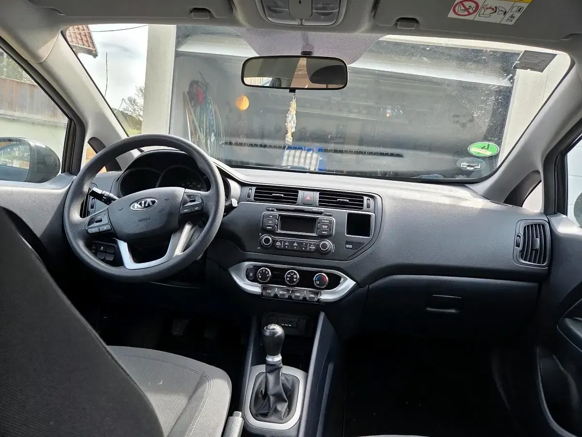 Gebraucht Kia Rio 84 PS (61 kW) 2014 Schwarz Kleinwagen
