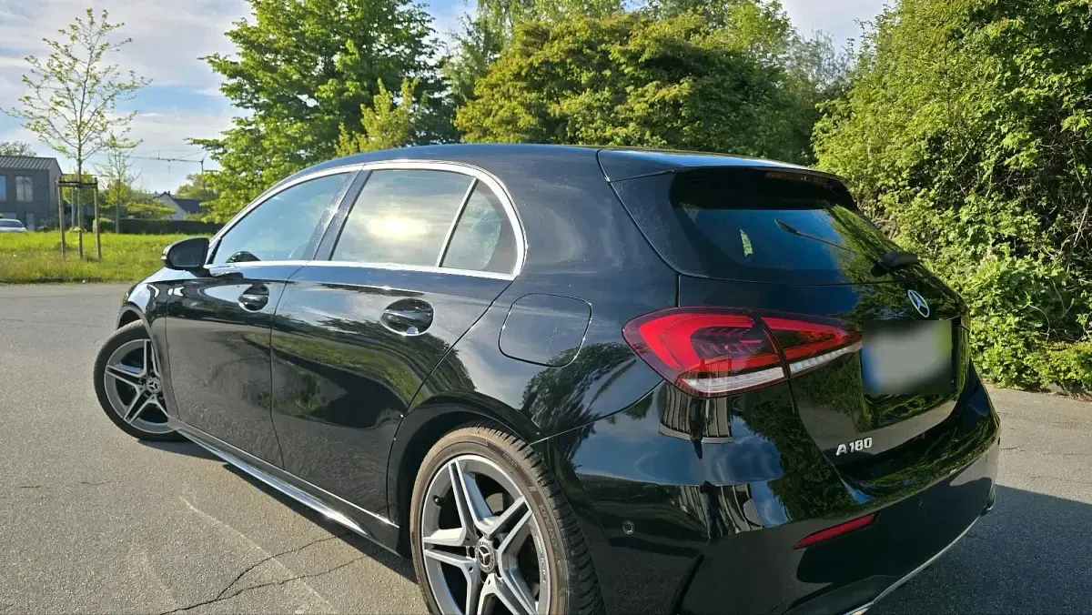 Gebraucht Mercedes A180 AMG line 136 PS (100 kW) 2020 Schwarz Kleinwagen