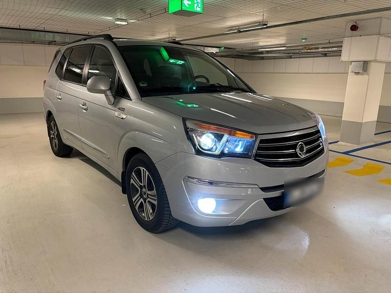 Gebraucht Ssangyong (KGM) Rodius 155 PS (114 kW) 2015 Silber Van / Kleinbus