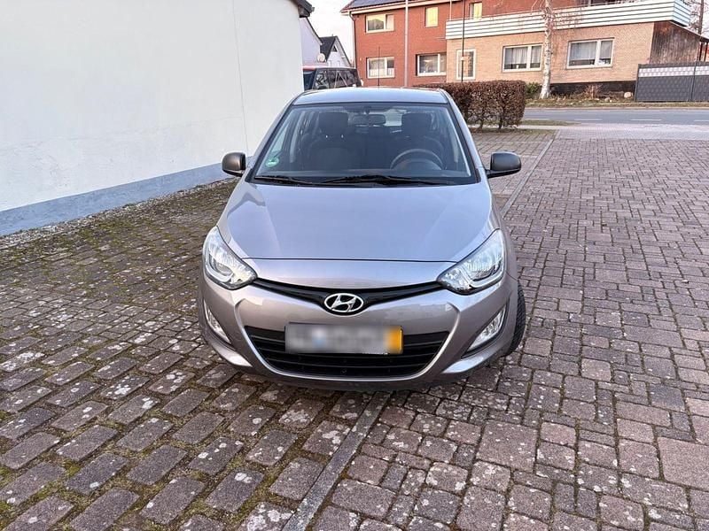 Grau Gebraucht 2012 Hyundai i20 Classic Kleinwagen | 5.199 € (Fairer Preis) - Bild 1/4