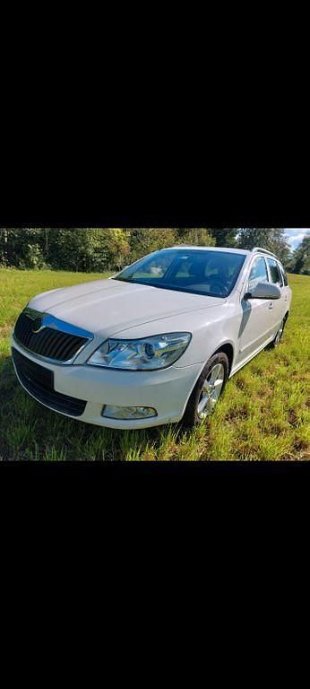 Weiß Gebraucht 2012 Skoda Octavia Family Kombi | 5.000 € (Etwas zu teuer) - Bild 1/4