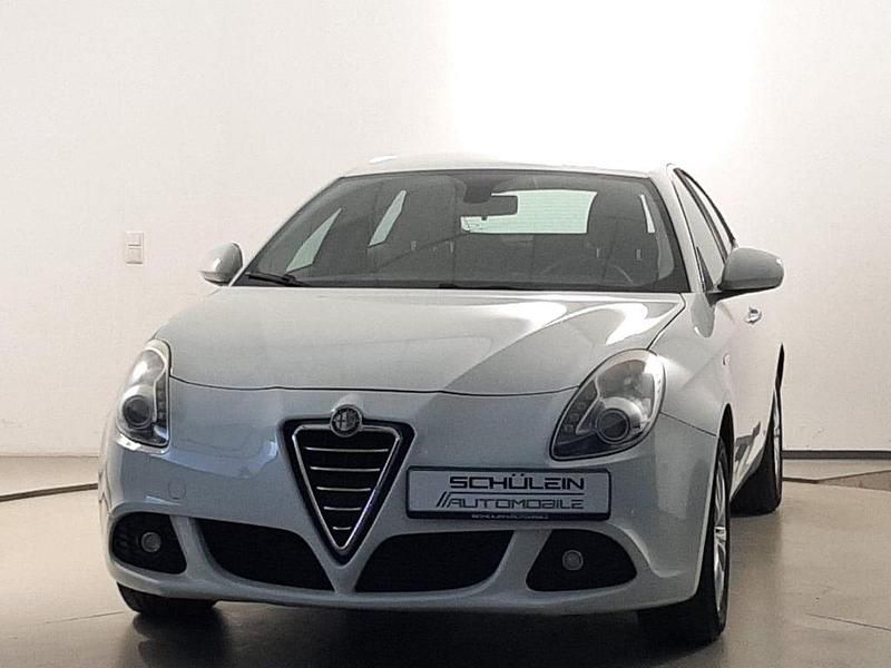 Weiß Gebraucht 2013 Alfa Romeo Giulietta Turismo Kleinwagen | 6.980 € (Fairer Preis) - Bild 1/4