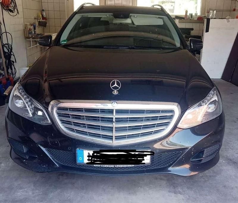 Schwarz Gebraucht 2015 Mercedes E250 Kombi | 11.500 € (Fairer Preis) - Bild 1/4