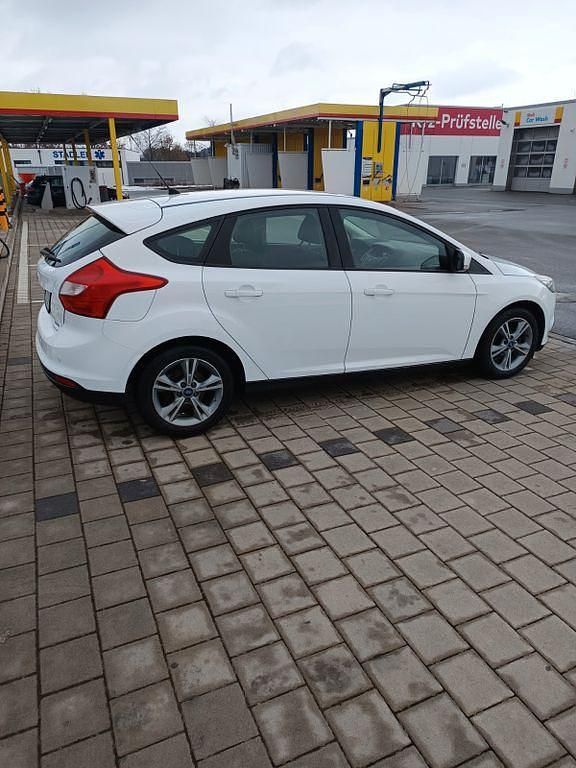 Gebraucht Ford Focus Trend 125 PS (91 kW) 2015 Weiß Limousine