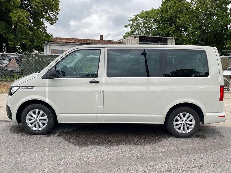 Gebraucht VW Multivan Family 150 PS (110 kW) 2021 Grau Van