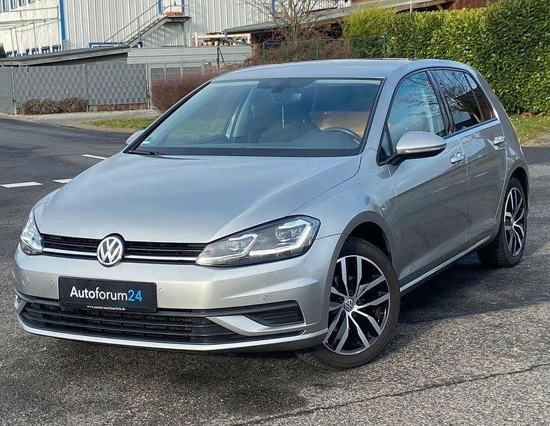 Silber Gebraucht 2018 VW Golf VII Trendline Limousine | 11.999 € (Superpreis) - Bild 1/4