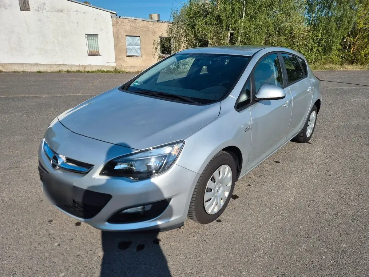 Gebraucht Opel Astra 116 PS (85 kW) 2014 Silber Kleinwagen