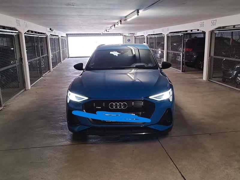 Blau Gebraucht 2019 Audi e-tron S-Line SUV | 28.500 € (Guter Preis) - Bild 1/4